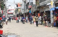 স্বাস্থ্যবিধির তোয়াক্কা না করেই মৌলভীবাজারে কেনাকাটা