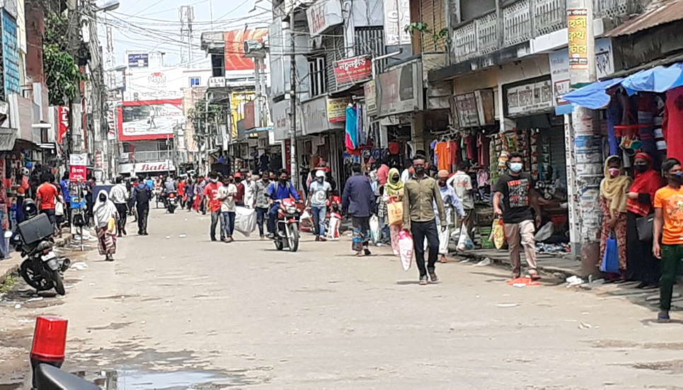 স্বাস্থ্যবিধির তোয়াক্কা না করেই মৌলভীবাজারে কেনাকাটা