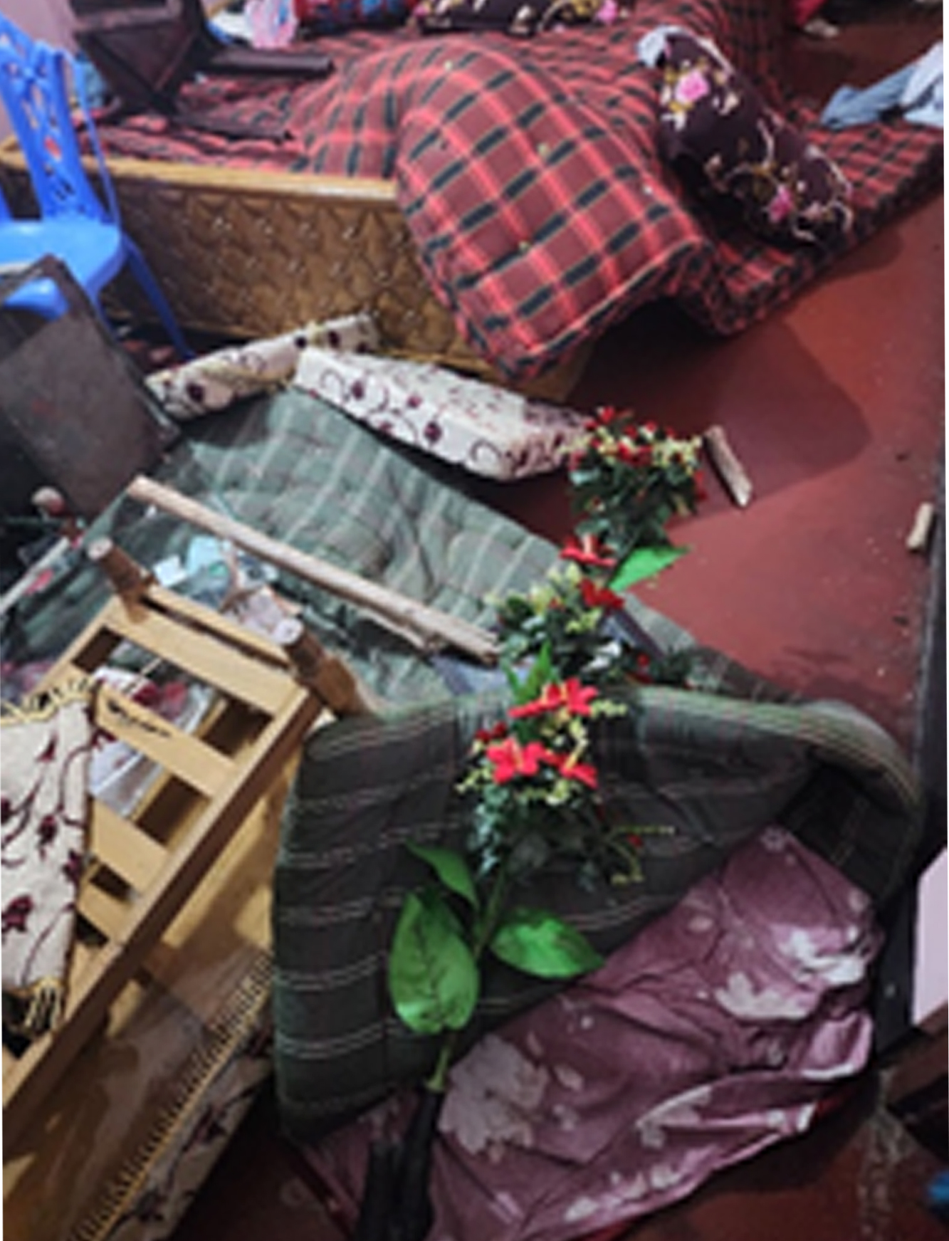 ফেইসবুকের স্ট্যাটাসকে কেন্দ্র করে প্রবাসীর বাড়িতে হামলা ও ভাংচুর