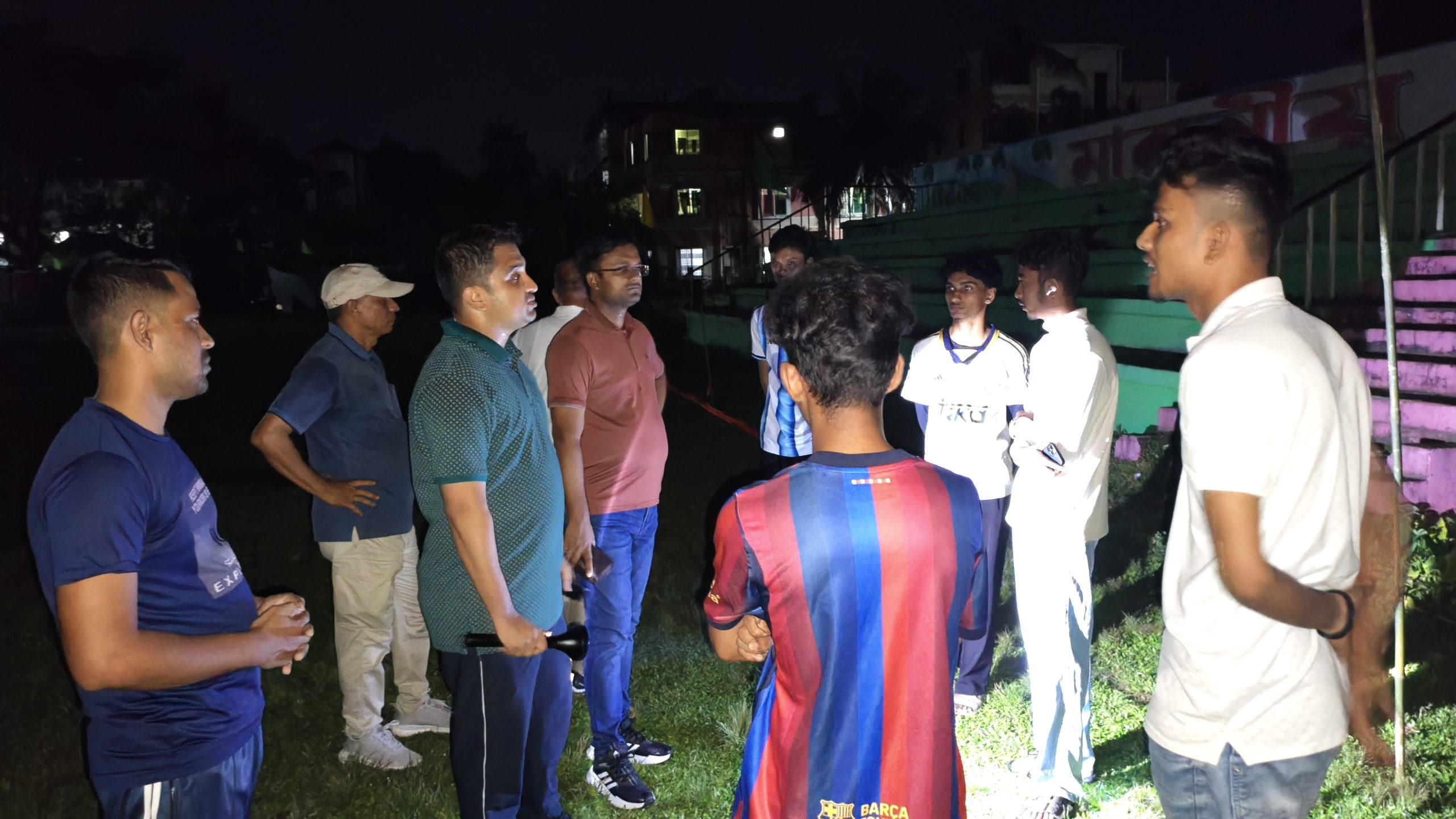 রাতে তরুণদের পেয়ে বাড়ি পাঠাল প্রশাসন
