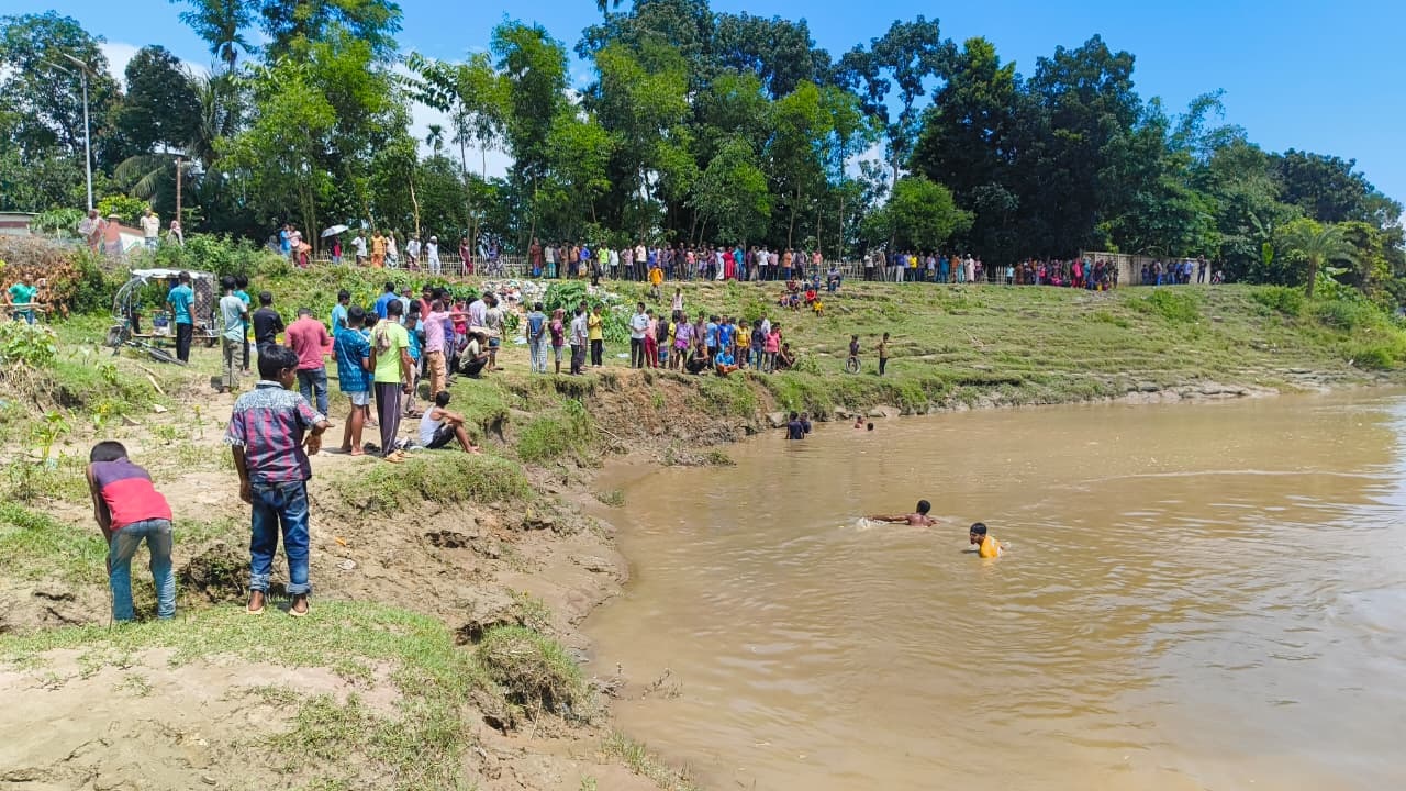 কমলগঞ্জে ধলাই নদীতে টমটম, নিখোঁজ চালক