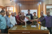 জেলা পরিষদ প্রশাসককে ব্যবসায়ীদের সংবর্ধনা
