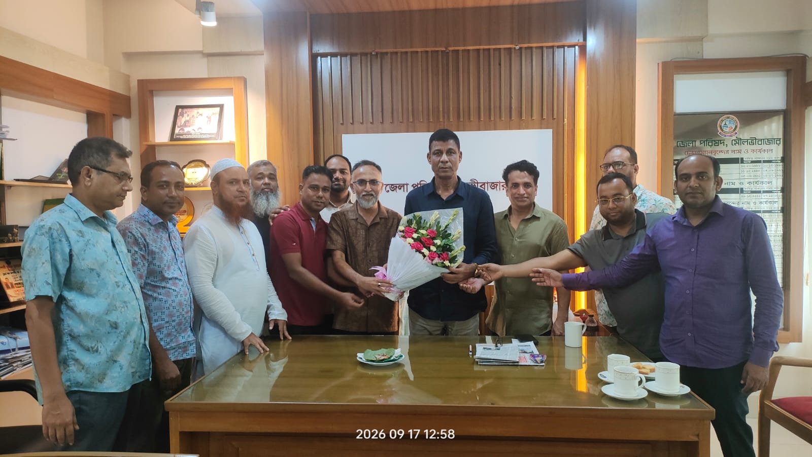 জেলা পরিষদ প্রশাসককে ব্যবসায়ীদের সংবর্ধনা