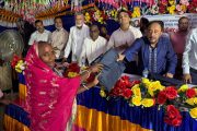 শ্রীমঙ্গলে চা শ্রমিকদের মধ্যে প্রধানমন্ত্রীর পক্ষ থেকে রেইনকোট বিতরণ