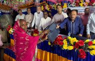 শ্রীমঙ্গলে চা শ্রমিকদের মধ্যে প্রধানমন্ত্রীর পক্ষ থেকে রেইনকোট বিতরণ