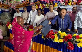 শ্রীমঙ্গলে চা শ্রমিকদের মধ্যে প্রধানমন্ত্রীর পক্ষ থেকে রেইনকোট বিতরণ