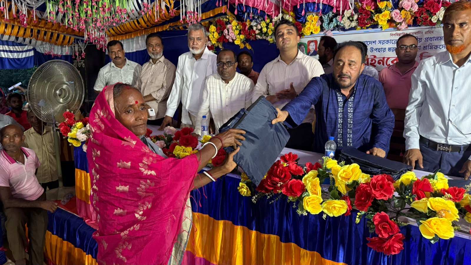 শ্রীমঙ্গলে চা শ্রমিকদের মধ্যে প্রধানমন্ত্রীর পক্ষ থেকে রেইনকোট বিতরণ