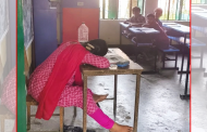 ক্লাস চলাকালে টেবিলে মাথা রেখে শিক্ষিকার ঘুম, ক্ষুব্ধ অভিভাবক