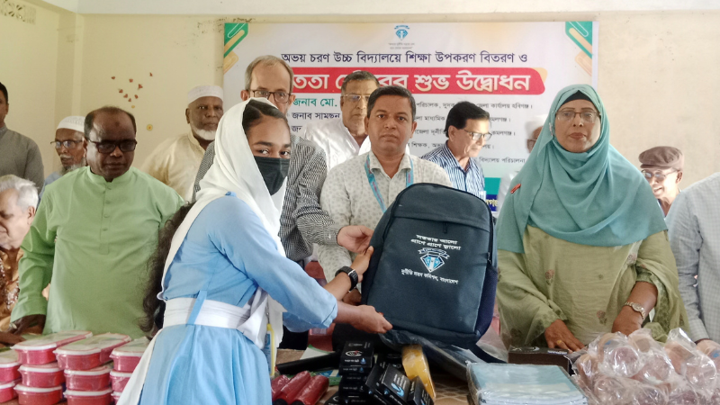 কমলগঞ্জে অভয় চরণ উচ্চ বিদ্যালয়ে সততা স্টোরের উদ্বোধন ও শিক্ষা উপকরণ বিতরণ
