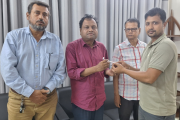 জাতীয় মানবাধিকার সোসাইটির চেয়ারম্যানকে 'মৌলভীবাজার প্রতিদিন'-এর উপহার প্রদান