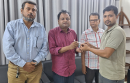 জাতীয় মানবাধিকার সোসাইটির চেয়ারম্যানকে 'মৌলভীবাজার প্রতিদিন'-এর উপহার প্রদান