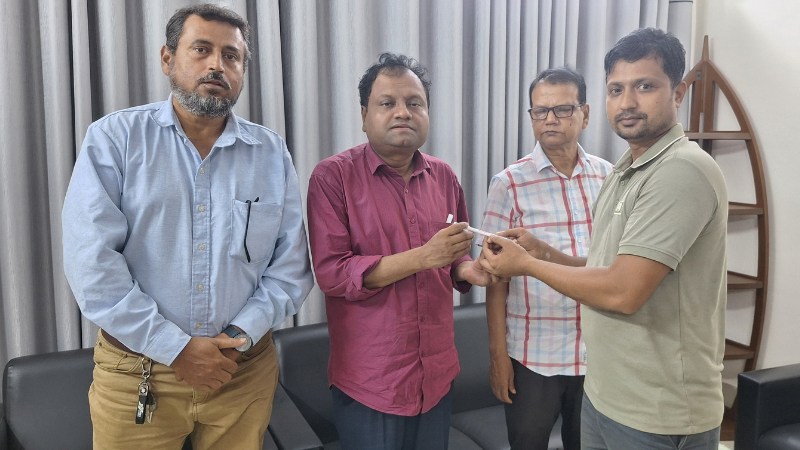 জাতীয় মানবাধিকার সোসাইটির চেয়ারম্যানকে 'মৌলভীবাজার প্রতিদিন'-এর উপহার প্রদান