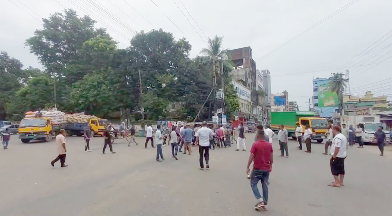 মৌলভীবাজারে লাইটেস শ্রমিকদের অনির্দিষ্টকালের কর্মবিরতি চলছে