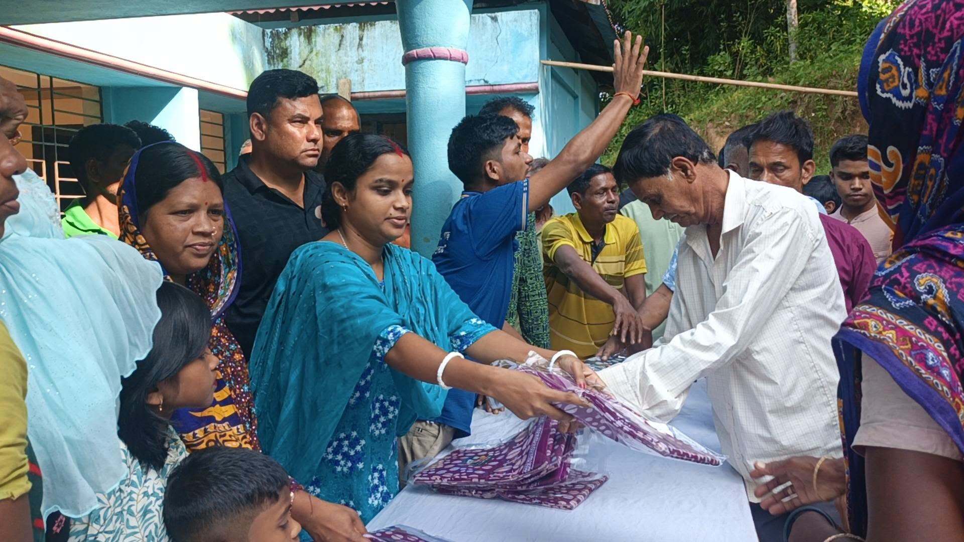 চা বাগানে পূজার আনন্দ; নতুন কাপড় পেল ৩ হাজার পরিবার