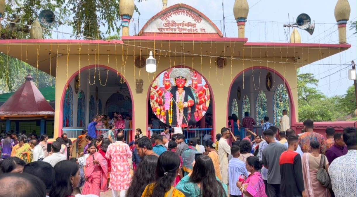 পাঁচগাঁওয়ে তিনশ বছরের ঐতিহ্য; লাল বর্ণে পূজিত হন দেবী দুর্গা