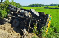 তালতলায় রাঙাউটি রিসোর্টের সামনে পাথর বোঝাই ট্রাক কৃষি জমিতে