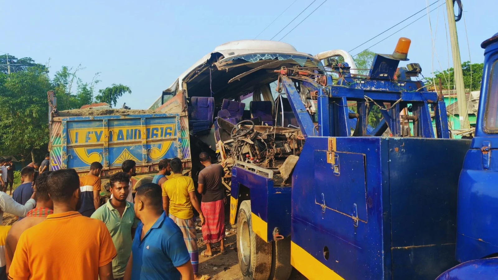 শেরপুরের পার্শ্ববর্তী মহাসড়কে বাস-ট্রাকের সংঘর্ষ, আহত ৯